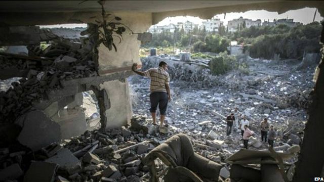 يصل عدد النازحين من منازلهم إلى ثلاثين في المئة من تعداد غزة البالغ 1.8 مليون شخص، بحسب الصحيفة.