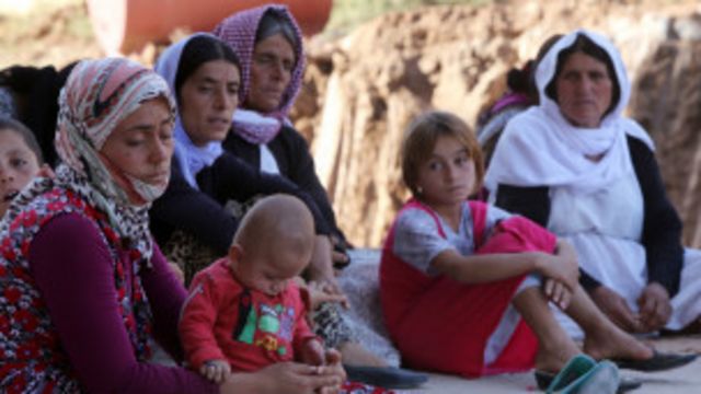 قضى الايزيديون الليلة على الجبل في محاولة لاخذ قسط من الراحة التي لا يمكن ان يجدوها وسط العراء