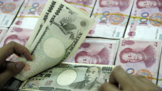 يرى خبراء أن الانكماش يعود أساسا إلى زيادة قيمة ضريبة المبيعات، ومن ثم انخفاض الإنفاق الاستهلاكي