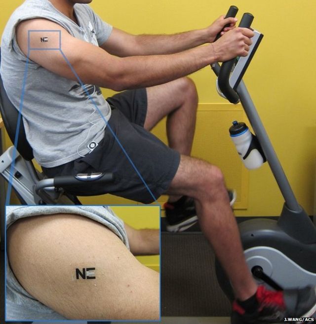 Hombre sobre bicicleta estática con tatuaje bio cargador