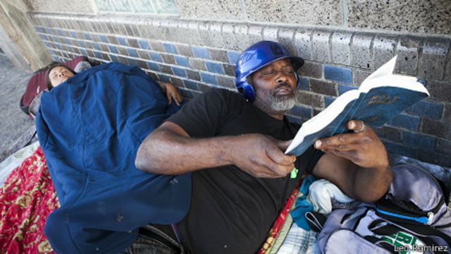 Pareja en Skid Row, en Los Ángeles