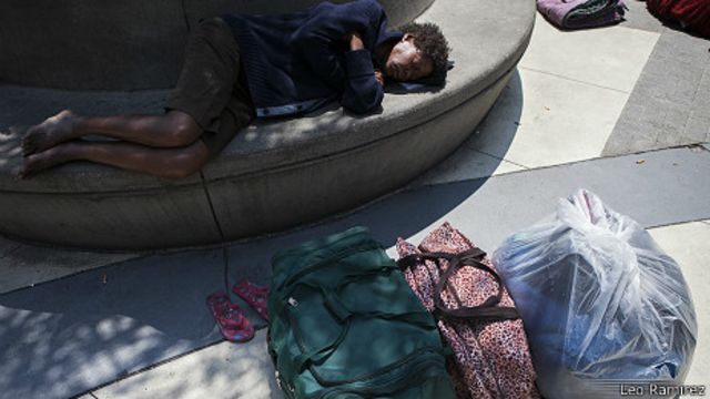 Mujer en Skid Row, en Los Ángeles