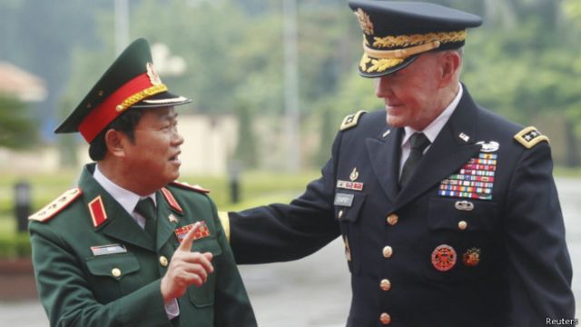 登普西与越南总参谋长杜伯巳交谈