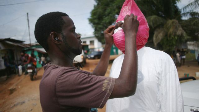 Hombre colocándo máscara para protegerse del ébola