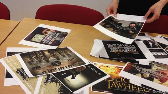Linda Alzaghari, directora de Minotenk, muestra algunas imágenes propagandísticas de la yihad.