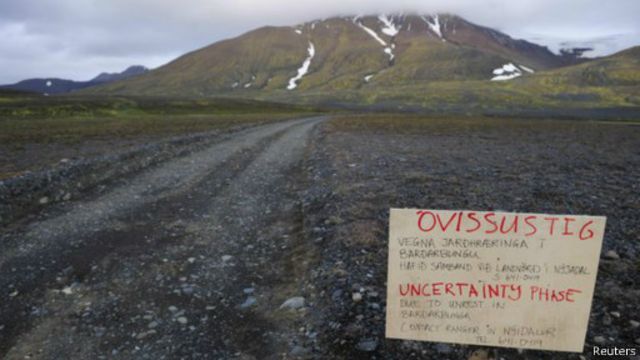 أجلت السلطات الأيسلندية مئات المواطنين من منطقة البركان الأربعاء