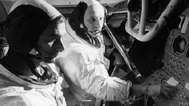 كان جين سيرنان (يسارا) واحدا من بين 12 شخصا مشوا على سطح القمر
