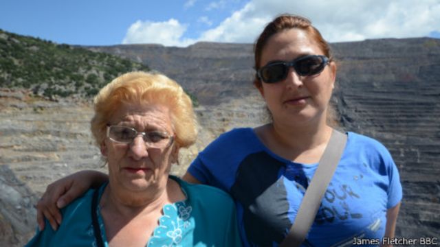 María Albina (izq.) y Nuria Díaz frente a una mina a cielo abierto