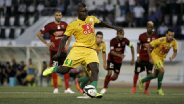 Le joueur camerounais Albert Ebossé avait transformé un pénalty dans la ville de Tizi Ouzou, le fief des kabyles.