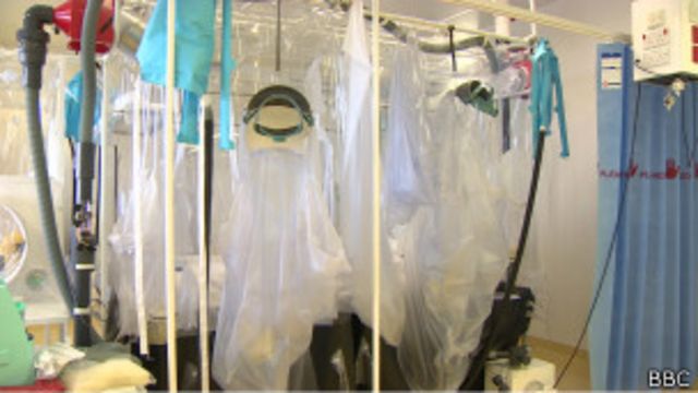 Tenda plástica em ala de isolamento do Royal Free Hospital, em Londres | Foto: BBC