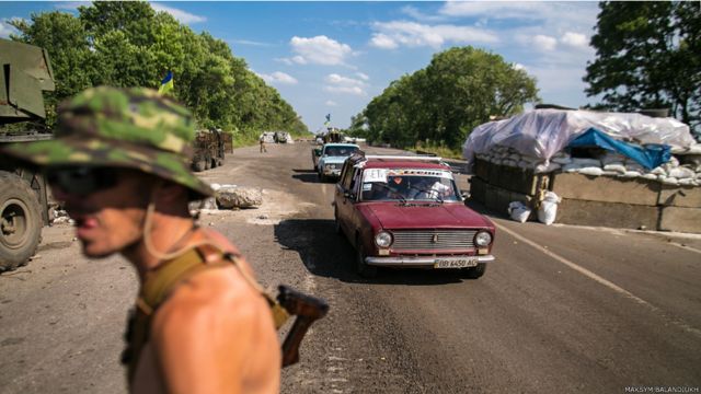 A karamin garin Debalcevo da ke karkashin ikon gwamnatin Ukraine, ana iya jin harbe-harbe da amon bindigogi a ko'ina. A wani yanki mai nisan kilomitoci kalilan daga gabas, nan ne Jamhuriyar al'umma ta abun da ake kira da Lugansk din 'yan-a-ware ta fara, kuma a kudu da yamma da kan iyakar garin, wani yankin 'yan-a-ware ne na DNR.