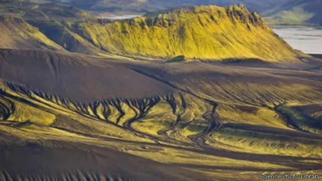 الطبيعة المختلفة لأيسلندا تجعل دستورها محلا للنظر لمن يتطلعون لوضع دستور جديد للمستعمرات في الفضاء
