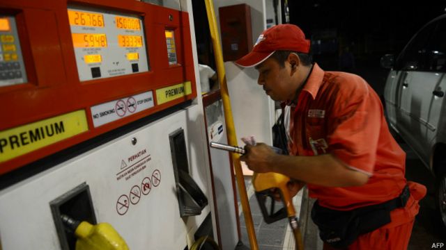 Harga bahan bakar minyak jenis premium turun menjadi Rp6.600 per liter.