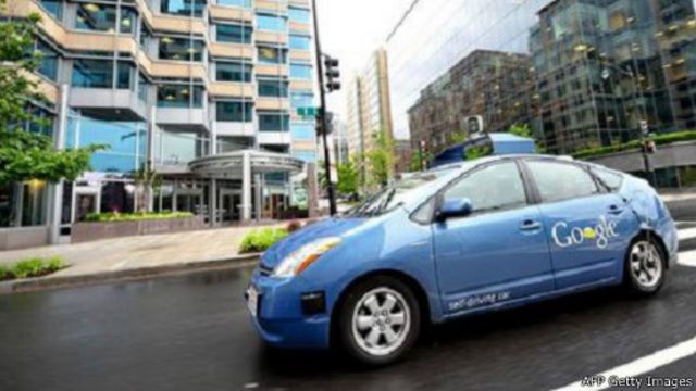 طورت شركة غوغل الشهيرة عددا من السيارات التي يمكنها أن تسير بدون قائد. 