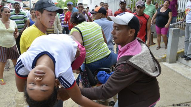 Niña desmayada en El Carmen de Bolívar, Colombia.