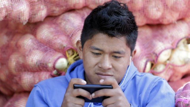 Hombre utlizando su celular en Ecuador