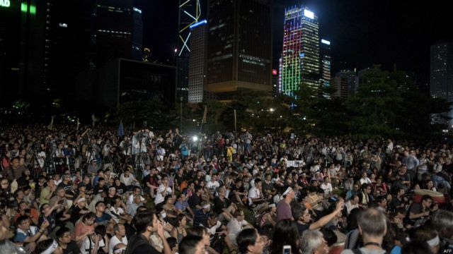 周日晚上在香港舉行的「和平佔中」集會已經結束。在現場報道的BBC中文網記者稱，參加者陸續和平散去。

