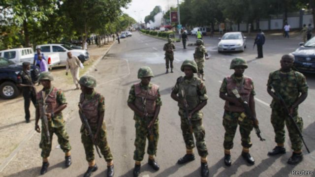 في مايو/ أيار 2013 أعلن الرئيس النيجيري غودلاك جوناثان حالة الطوارئ في الولايات الشمالية. 