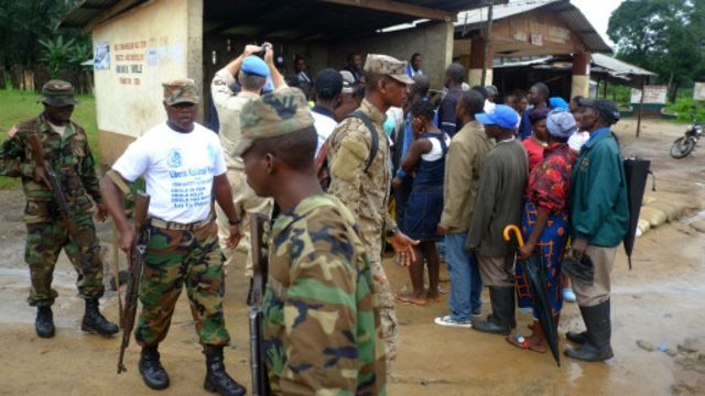 Các nước Tây Phi đã triển khai quân đội để chống dịch Ebola