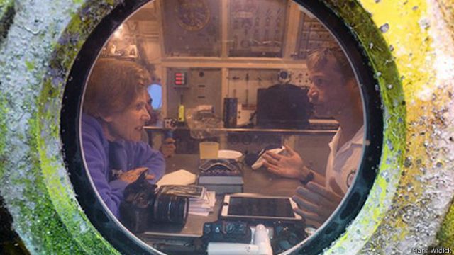 Sylvia Earle y Fabien Cousteau dentro de Aquarius