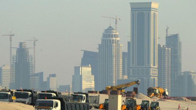 احتلت قطر مركز الصدارة على صعيد استقرار الاقتصاد الكلي، مستفيدة من طفرة قطاع الطاقة.