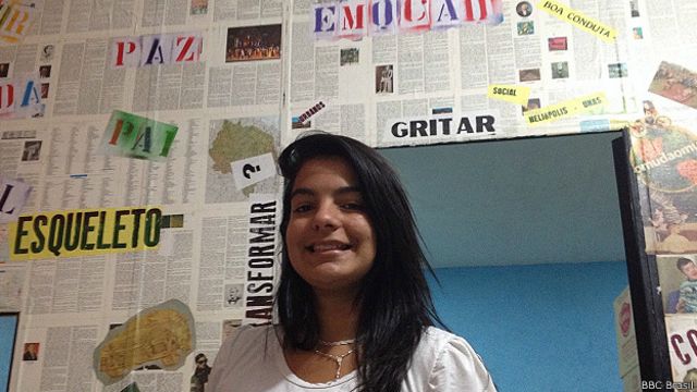 Fernanda troca ideias sobre política com seu pai: jovens são cada vez mais influentes em suas famílias.