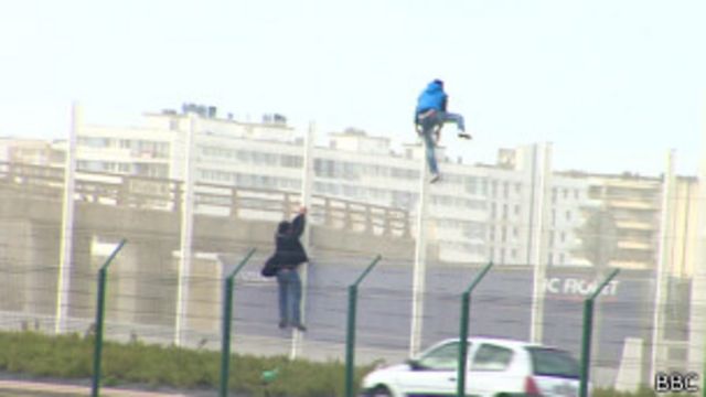 Des migrants essaient de pénétrer dans le port de Calais.