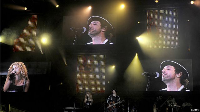 Cerati y Shakira en un concierto en 2008