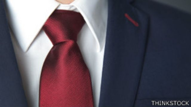 Algunos expertos en moda sugieren que las corbatas rojas proyectan autoridad y dominio en el lugar de trabajo.