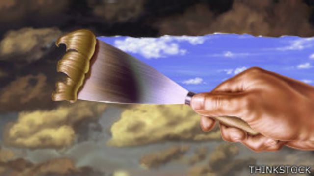 Mano revela cielo azul tras nubes negras