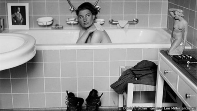 لي ميلر في حوض استحمام هتلر (من أرشيف لي ميلر وديفيد إي شيرمان)