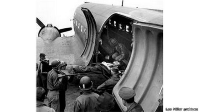 إخلاء المصابين في يوم إنزال قوات الحلفاء في نورماندي (من أرشيف لي ميلر) 