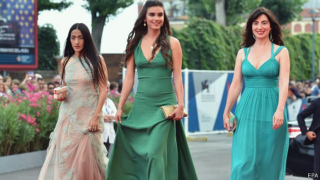 الممثلات زهرة هندي ولارا هيلر وأريفيك ماتيروسيان في حفل افتتاح الفيلم