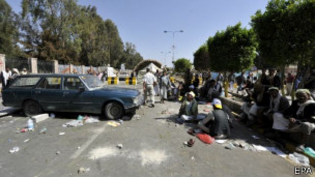 Depuis plus d'un mois, les rebelles campent sur la route de l'aéroport de Sanaa.