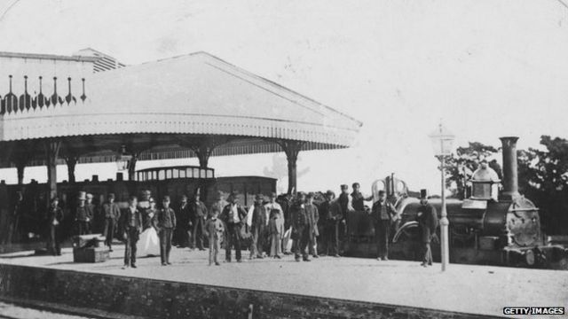 Estación de tren en la época victoriana