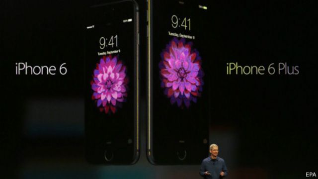 كشفت آبل الثلاثاء عن طرازين جديدين من هواتف الايفون أكبر من النماذج السابقة هما "آيفون 6" و"آيفون 6 بلس"
