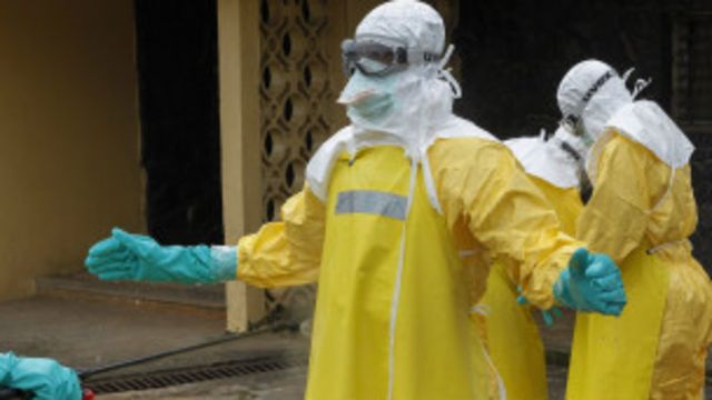 Abari mu mwambaro wo kwikingira Ebola, mu kuvura abarwaye
