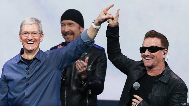 Tim Cook, de Apple, y Bono, cantante de U2