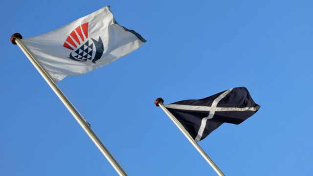 怡和洋行旗幟（左）與蘇格蘭旗並排飄揚