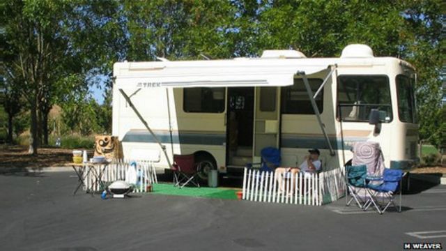 Caravana del ex trabajador de Google Matthew Weaver en el campus de Mountain View, California