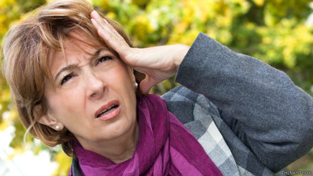 Mujer con expresion que denota haber olvidado algo