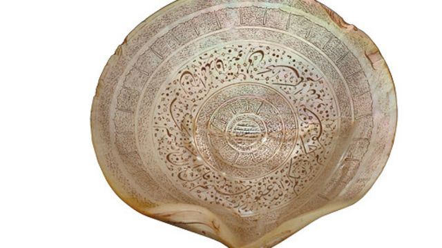 قطعة من الصدف نقش عليها آيات قرآنية تم صنعها في القرن 17 في هندوستان ( باكستان والهند حاليا)