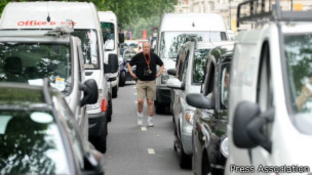 Tráfico en una calle de Londres