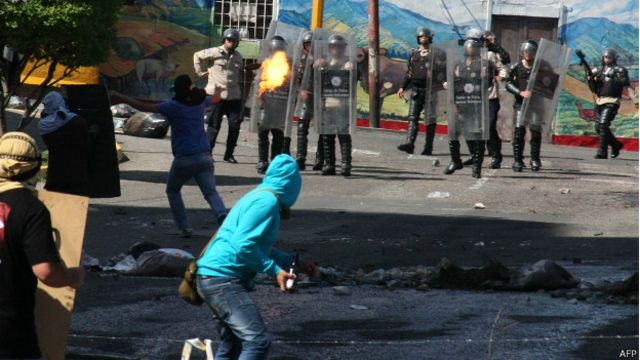 En Venezuela se producen protestas violentas como la de la foto, del pasado mes de agosto. 