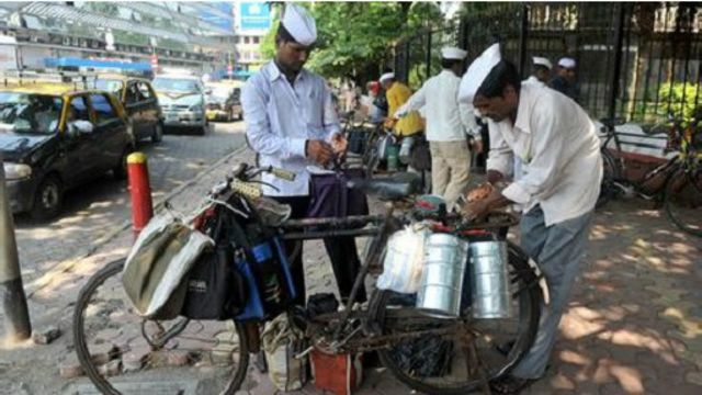 يفضل الموظفون في مومباي الهندية تناول وجبات "دبا" التقليدية بدلا من تناول الطعام في الخارج 