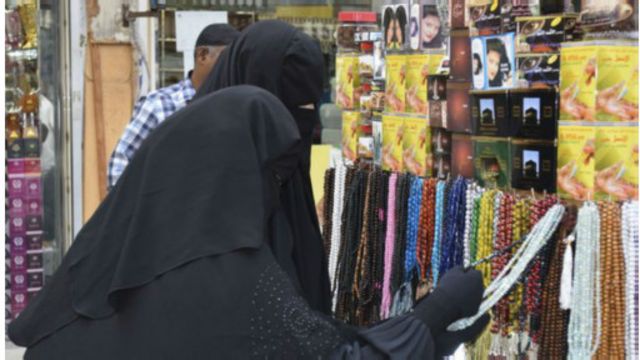 في الأسواق المزدحمة بمدينة جدة، لا يزال البعض لم يسمعوا بفيروس كورونا