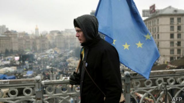Un hombre camina por Kiev con una bandera de la UE el 1 de marzo de 2014