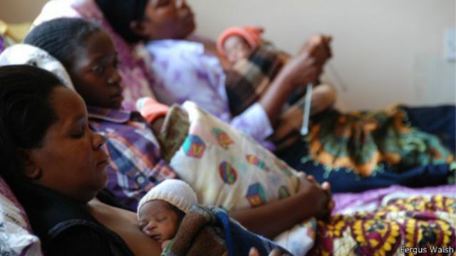 Mães embalam seus filhos no hospital / Crédito: Fergus Walsh