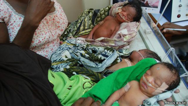 Bebês compartilham incubadora no Malawi / Crédito: Fergus Walsk