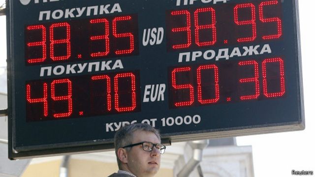 يخشى المواطنون الروس من زيادة التضخم بسبب انخفاض قيمة العملة